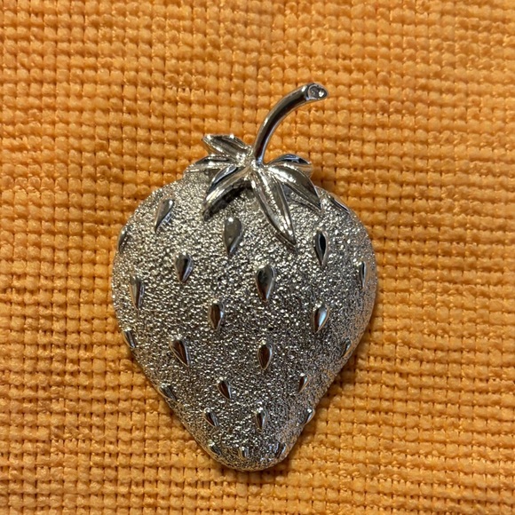 Vintage Sarah Coventry Signed Brooch Strawberry 3D Domed Textured Silver Tone - Picture 5 of 11